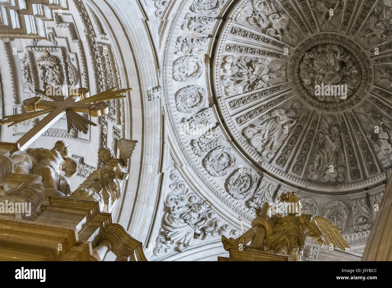 Jaen, Spanien - Mai 2016, 2: Detail der Kuppel mit vier Evangelisten in den Zwickeln und ist mit 8 Zahlen der Engel - Musiker, Vault ce eingerichtet Stockfoto