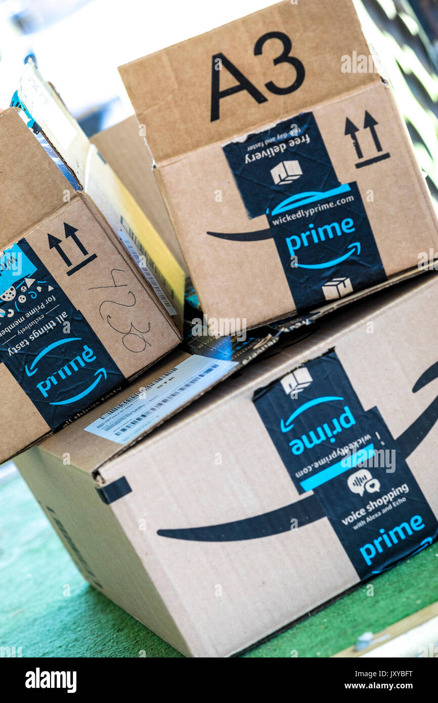 Geöffnet Amazon Prime Kartons auf einer Veranda Stockfotografie - Alamy