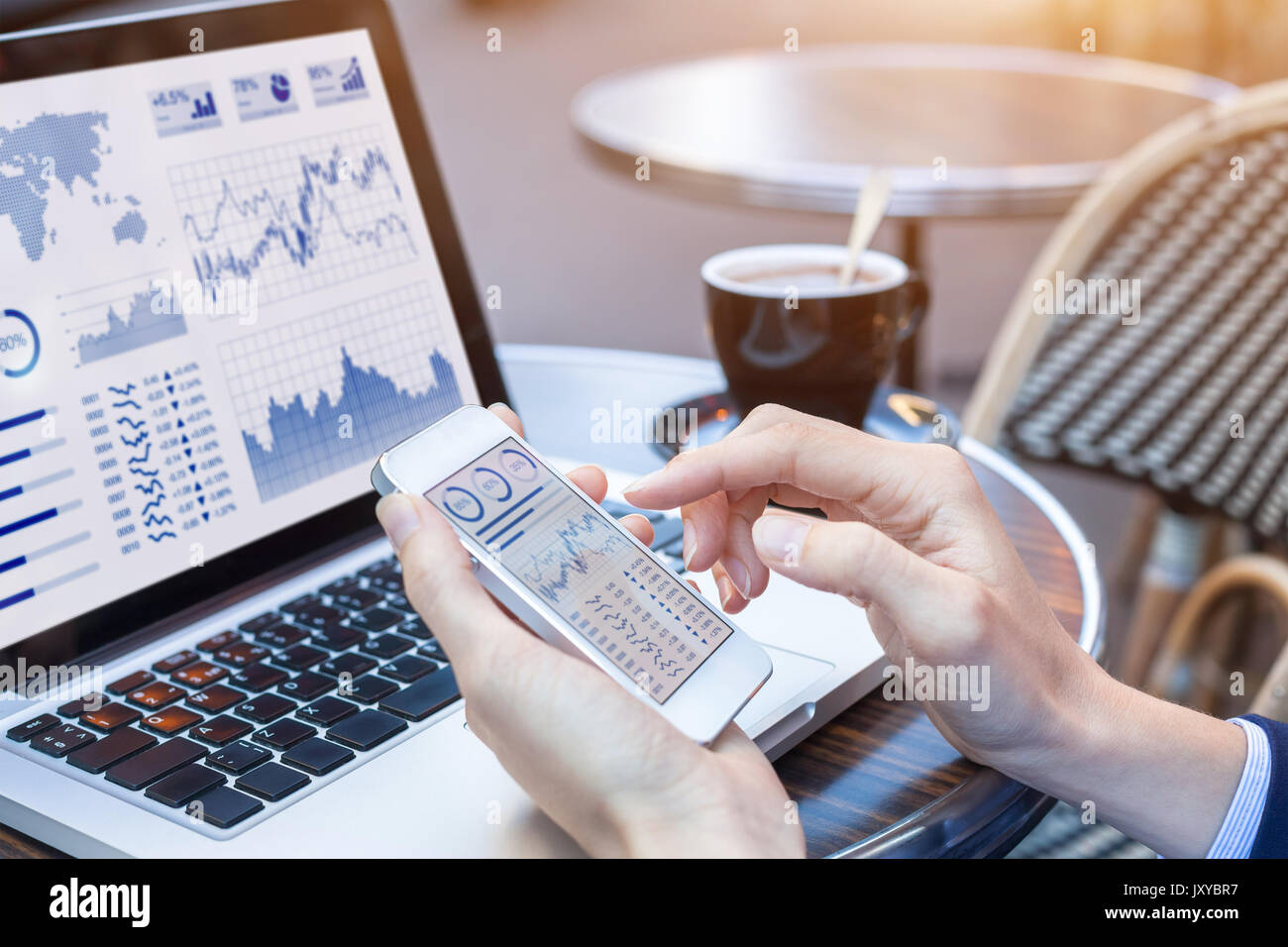 Nahaufnahmen der Hände der Geschäftsfrau Analyse Börse Charts und Key Performance Indicators (KPI) mit Business Intelligence (BI) auf Notebook comp Stockfoto