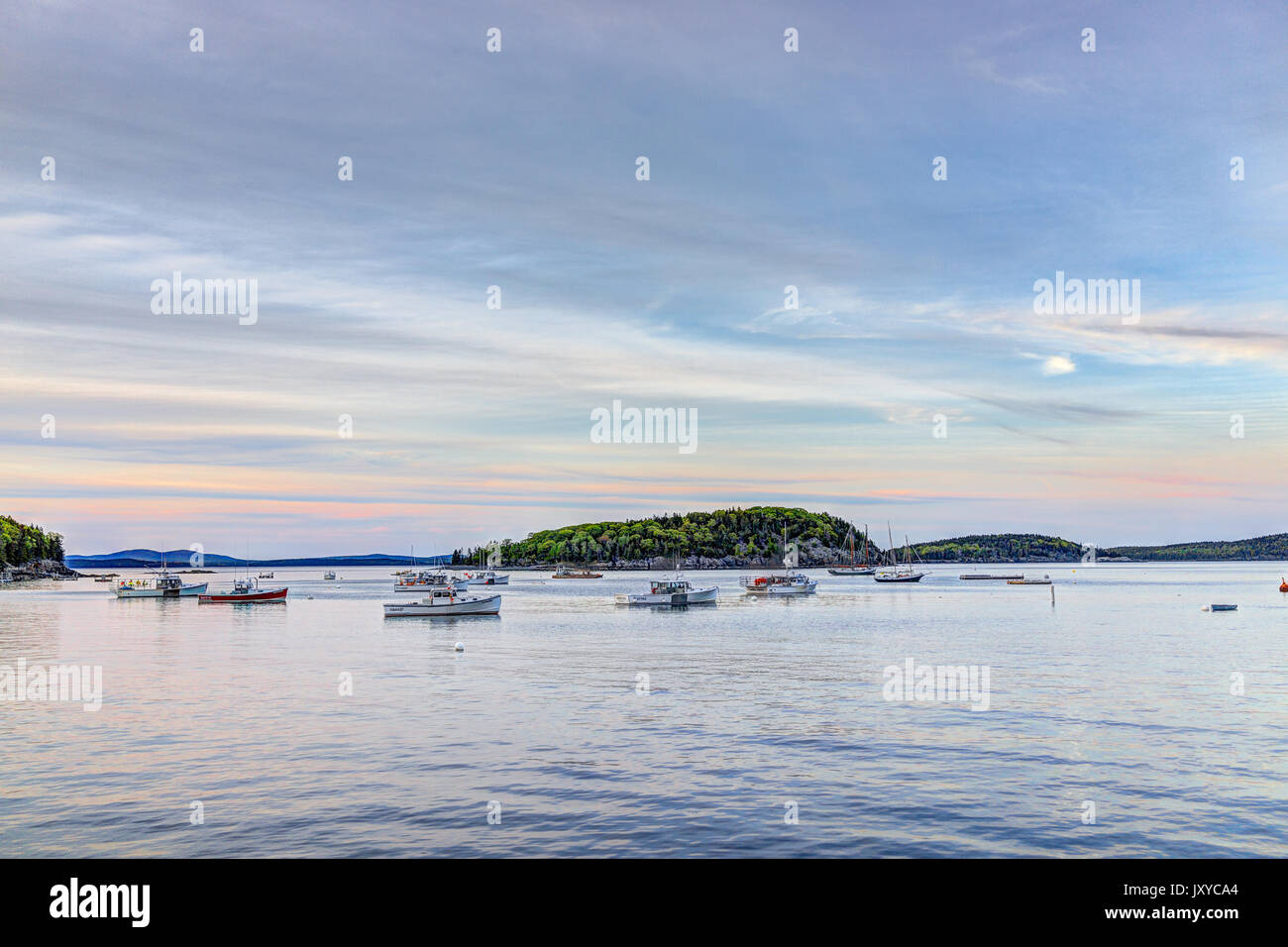 Bar Harbor, USA - Juni 8, 2017: Sonnenuntergang in Bar Harbor, Maine Dorf mit leeren Boote im Wasser Stockfoto