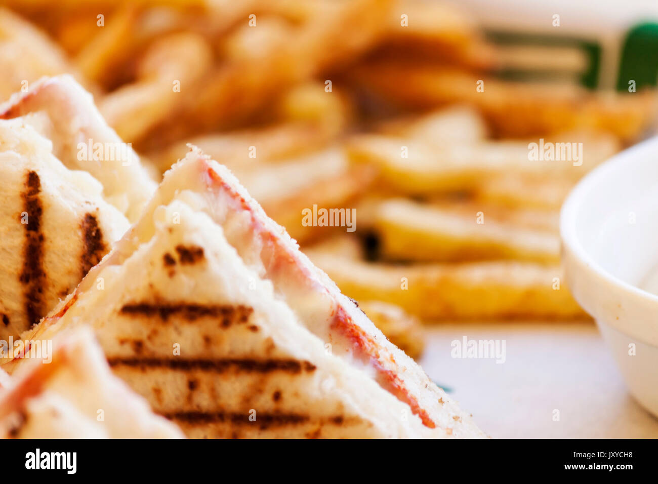 Fast food: Toast mit Käse und Pommes Frites Stockfoto