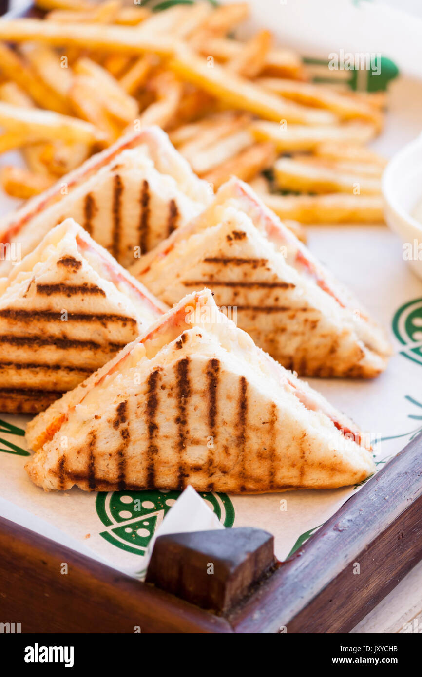 Fast food: Toast mit Käse und Pommes Frites Stockfoto