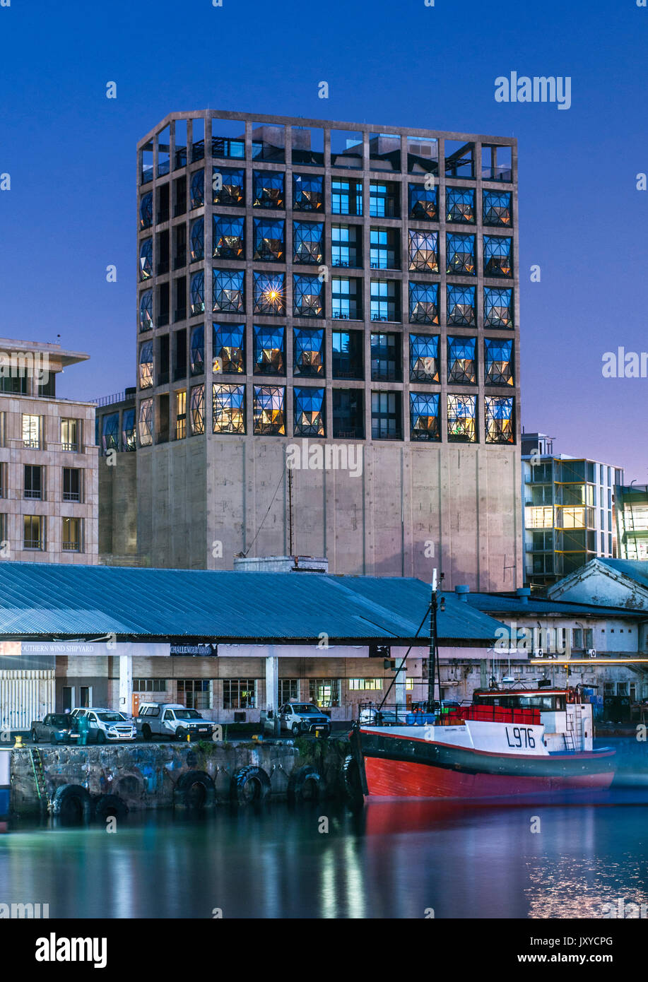 Dämmerung Blick auf den Silo Hotel und mocaa (Museum für zeitgenössische Kunst Afrika) Gebäude in der Kapstadt Waterfront. Stockfoto