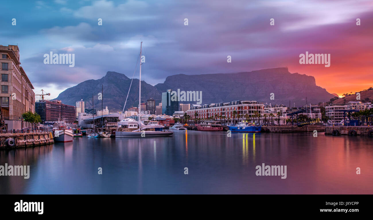 Die Kapstadt Waterfront und Tafelberg in der Abenddämmerung. Stockfoto