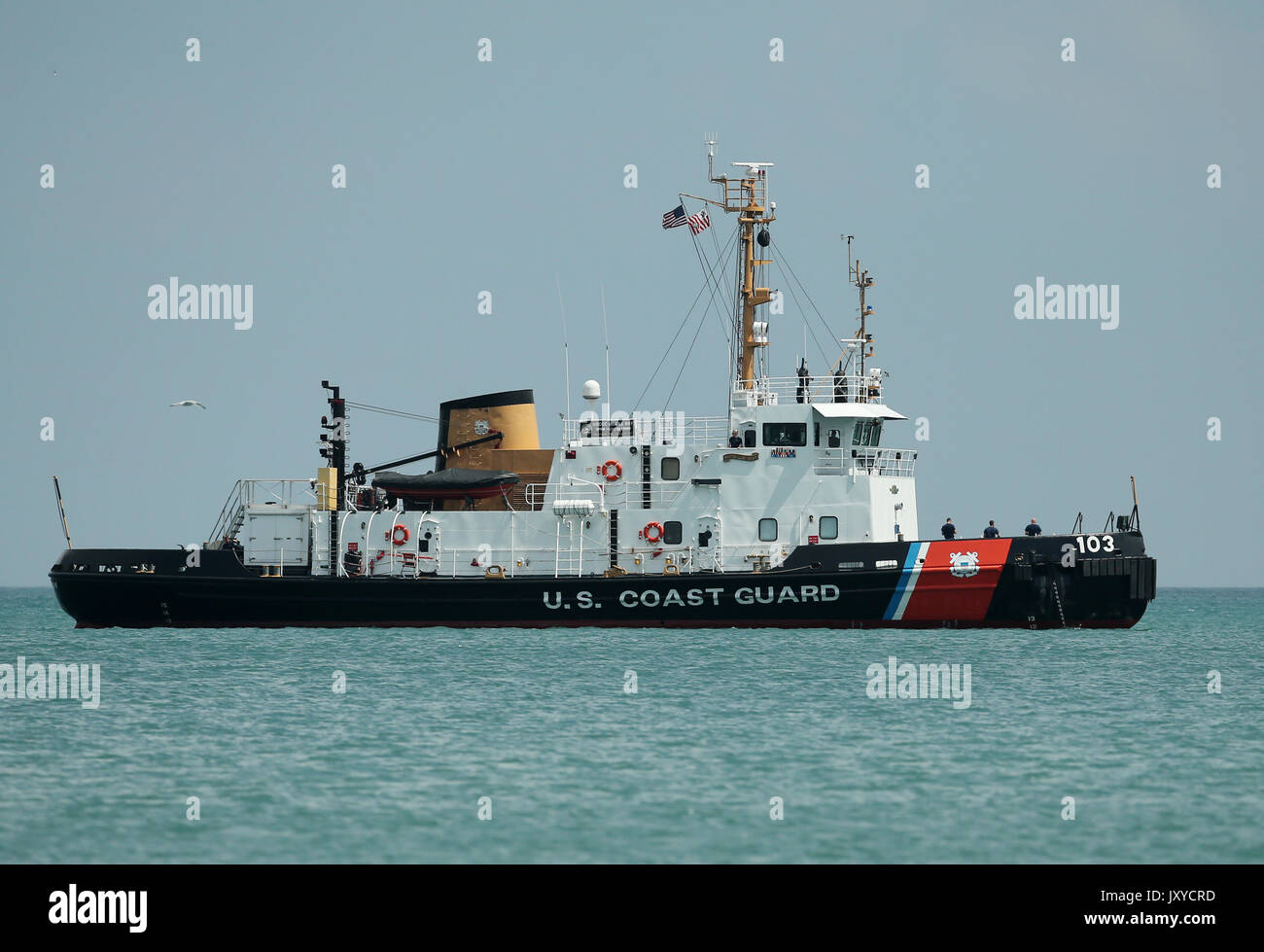 Ein Schiff der US-Küstenwache patrouilliert, wie die US Navy Blue Angels flight Demonstration squadron führt während der Probe vor dem Chicago Air 2017 und W Stockfoto