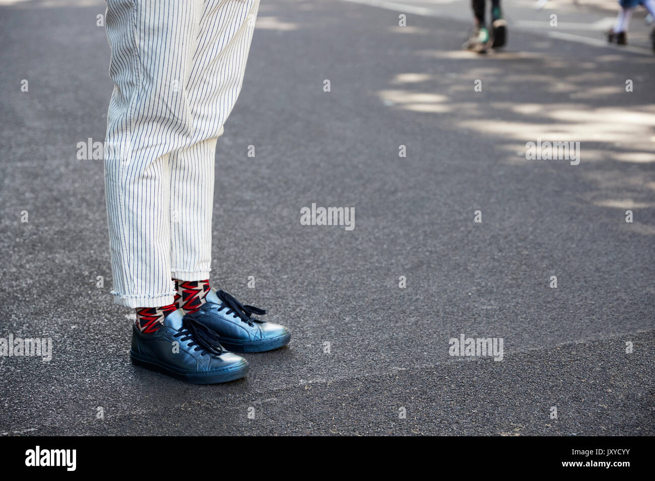 Gestreifte Hose, gemusterte Socken, teal Schuhe, niedrige Abschnitt Stockfoto