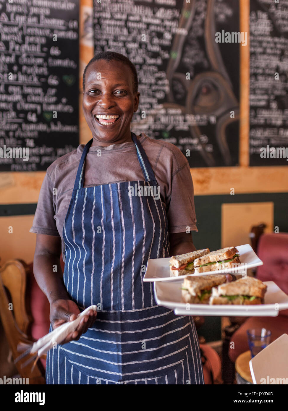 Kellnerin mit Sandwiches Monokel & Meerjungfrau in Simon's Town, Kapstadt. Stockfoto