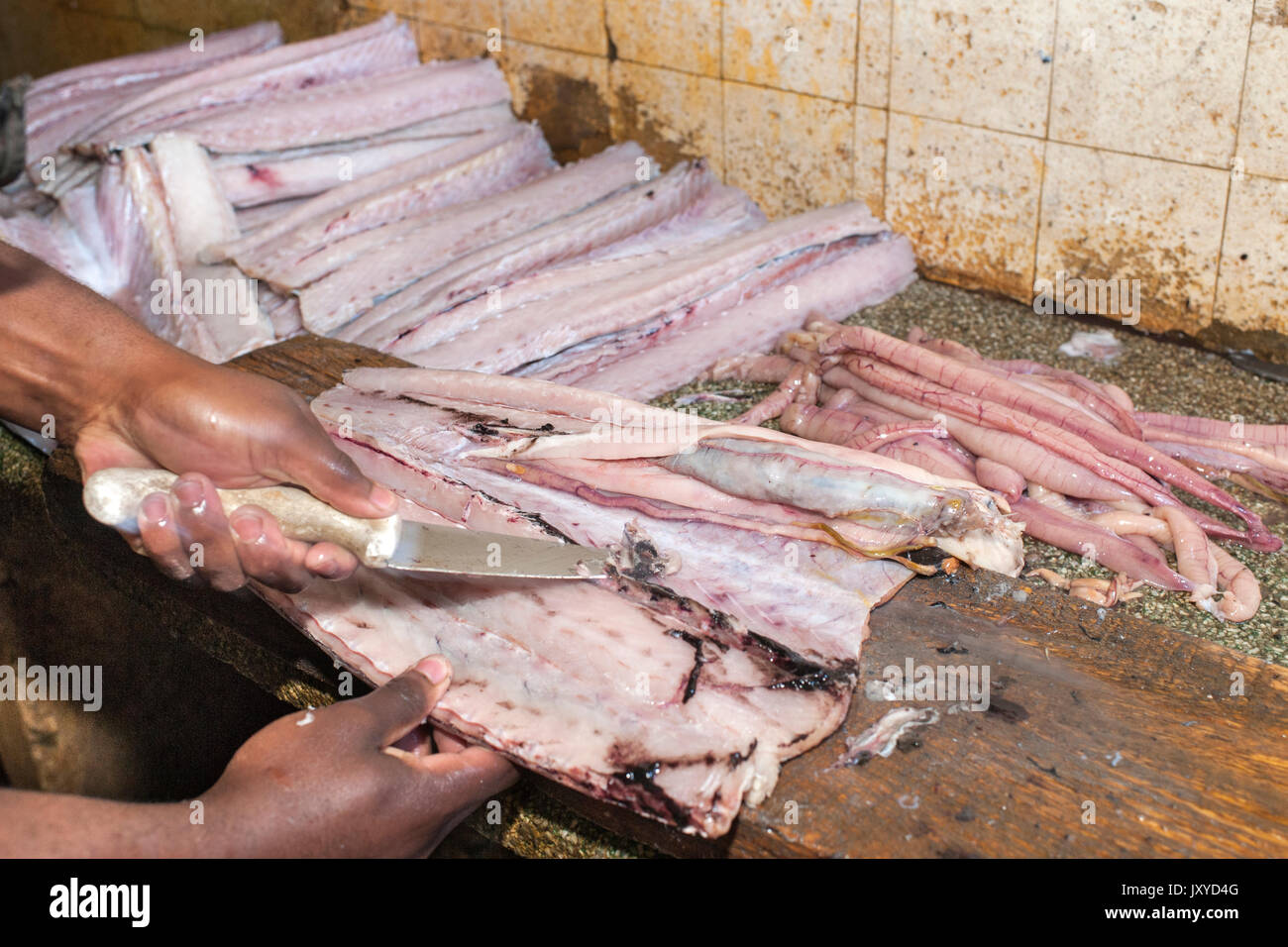 Die Zubereitung von Fisch in der Küche von Schloss Fischerei in Kapstadt. Stockfoto