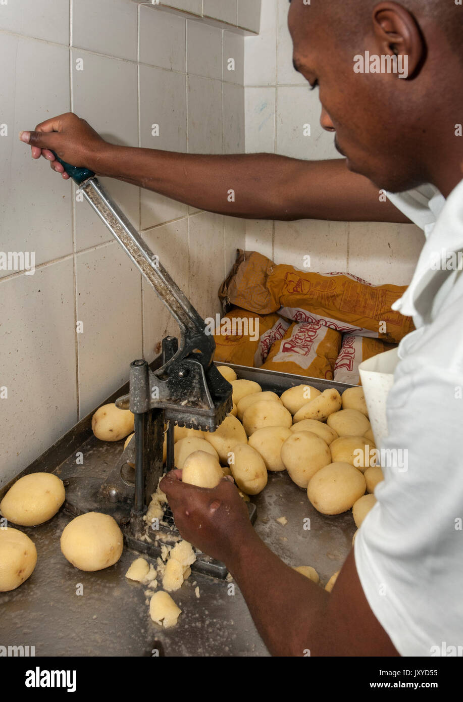 Schneiden Kartoffeln Pommes frites in Lusitania Fischerei zu machen, Kapstadt. Stockfoto
