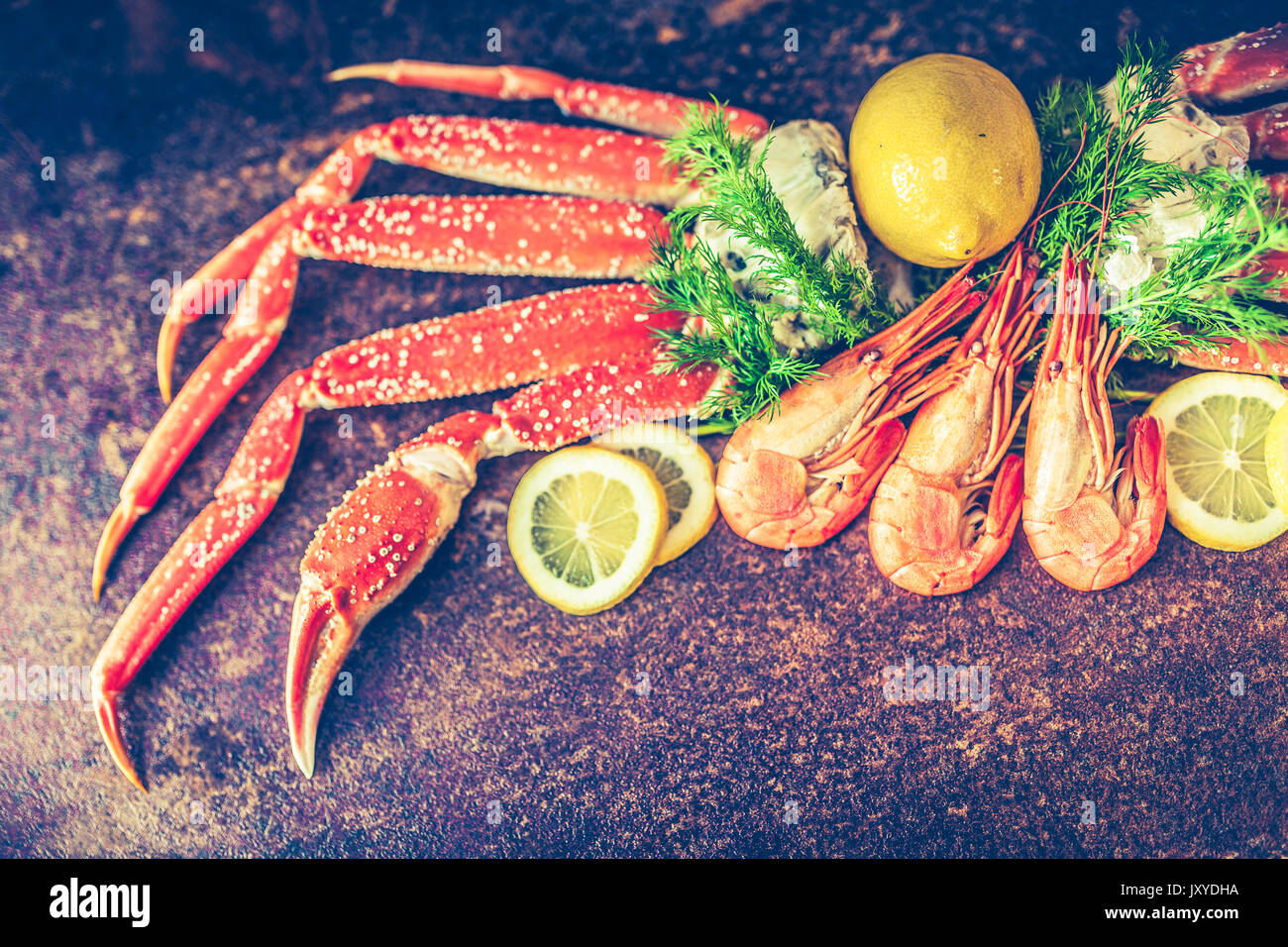 Fisch und Meeresfrüchte. Crab Legs. Crab Legs mit frischer Zitrone Stockfoto