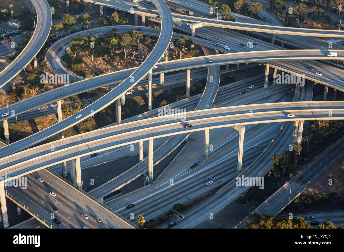 Antenne von Los Angeles 110 und 105 Autobahnanschlussstelle in Südkalifornien. Stockfoto