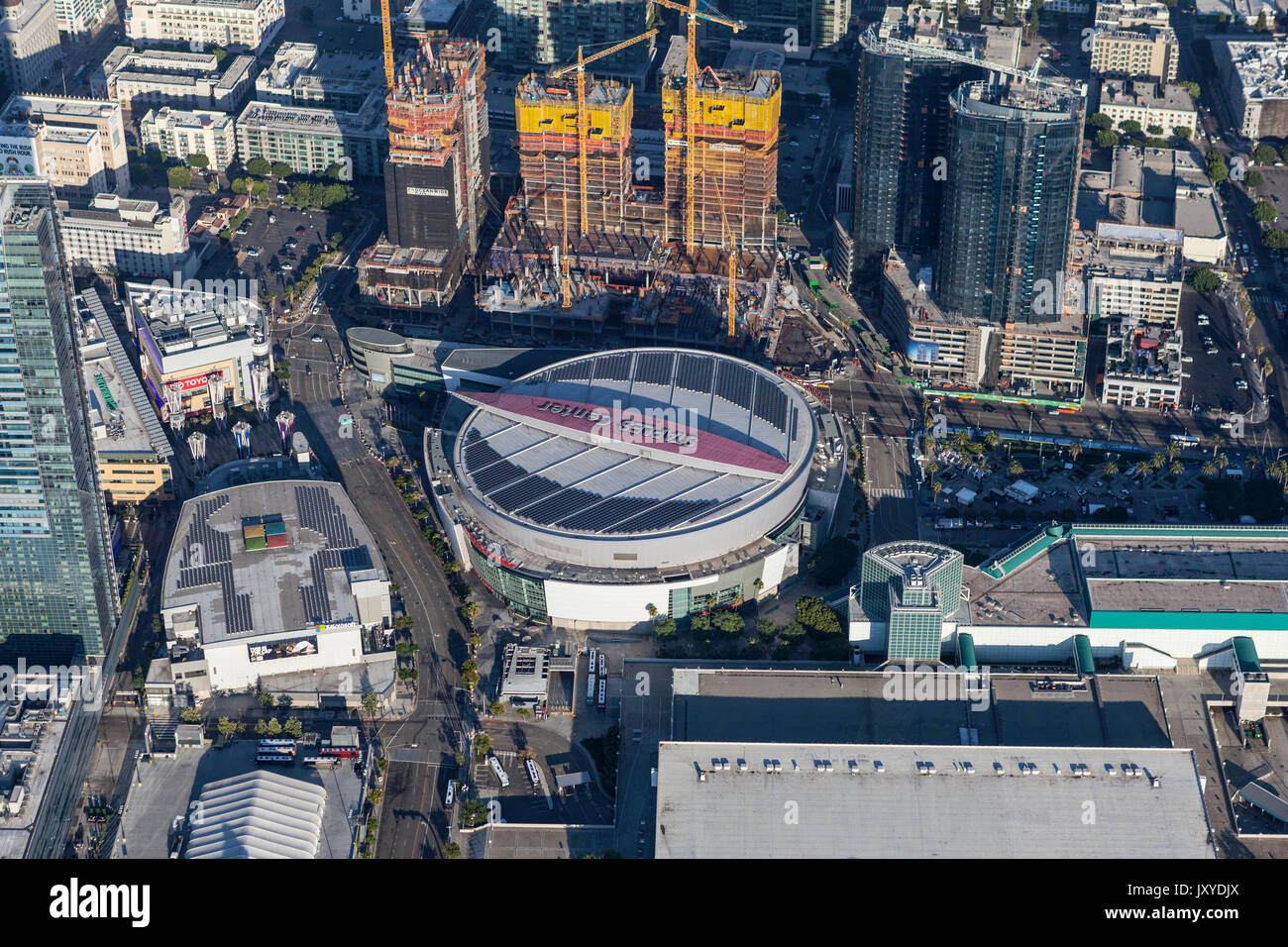 Los Angeles, Kalifornien, USA - 7. August 2017: Luftbild vom Staples Center und dem benachbarten Bauvorhaben. Stockfoto