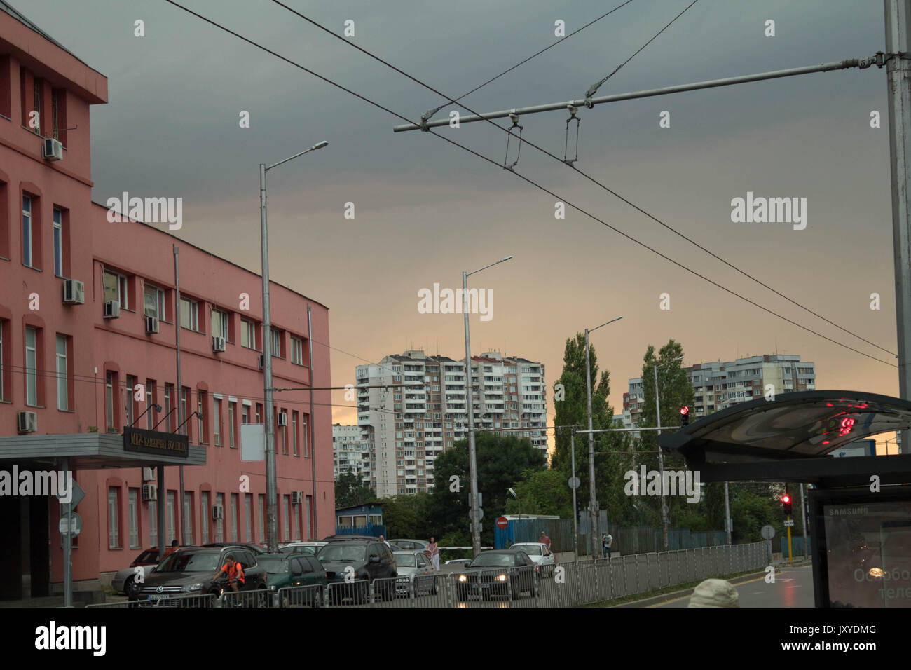 Stürmische Wolken über Gebäude Stockfoto