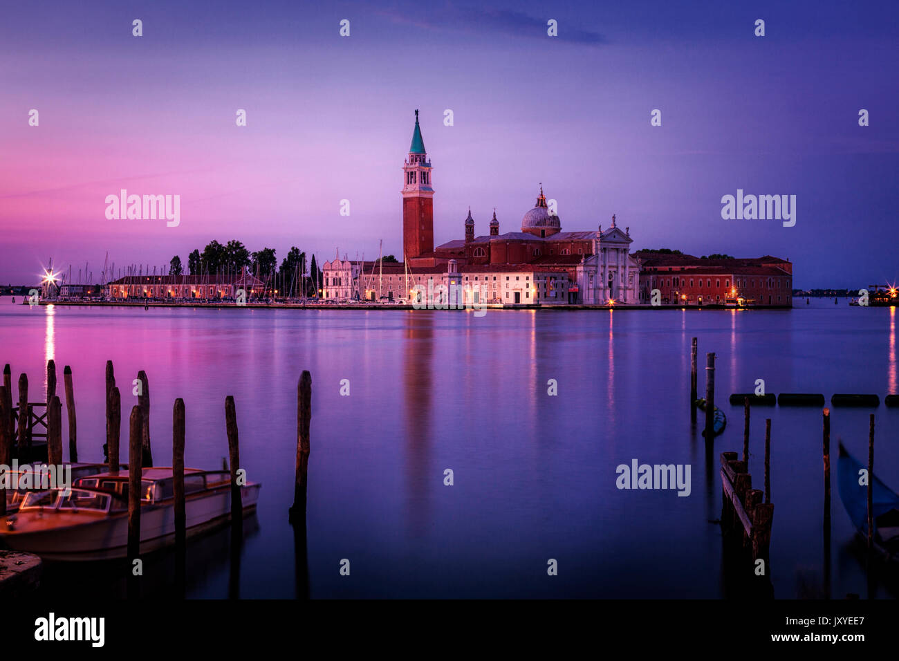 Am frühen Morgen Licht auf die Insel San Giorgio Maggiore von der Kante der Markusplatz in Venedig, Italien gesehen. Stockfoto