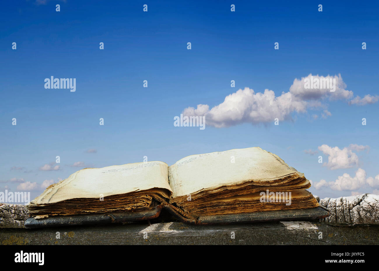 Altes Buch auf einer hölzernen Plattform gegen den Himmel Stockfoto