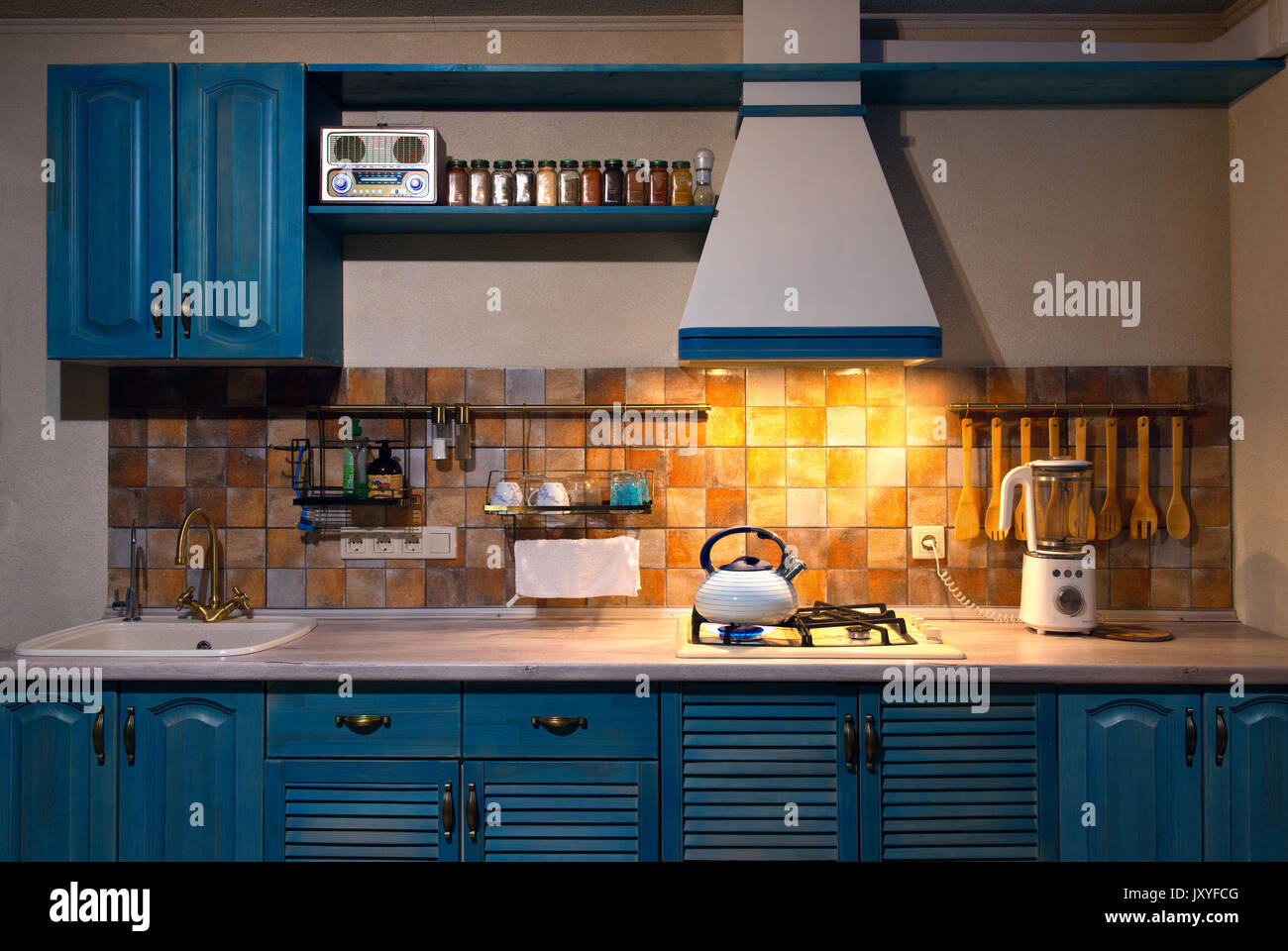 Küche mit blauen kochenden Kessel im Innenraum Stockfoto