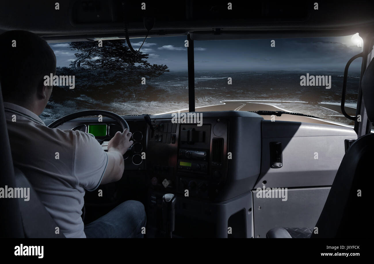 Der LKW-Fahrer in der Nacht Straße. Geschäftsreise Stockfoto