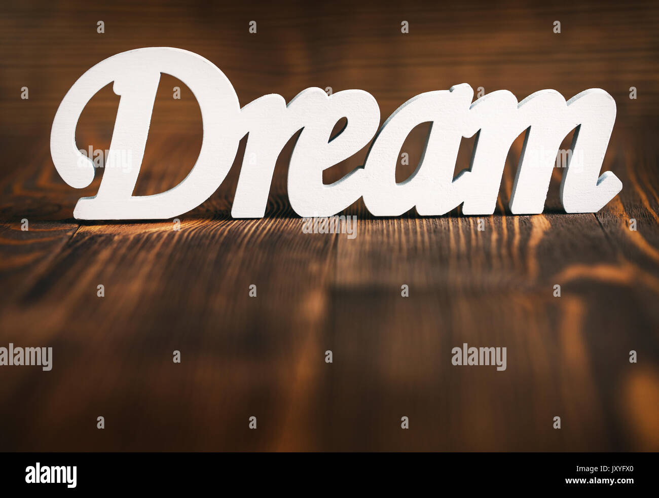 Wort, Traum und Motivation Konzept - Traum aus Holz Buchstaben auf Holz- Hintergrund. Traum Holz- Wort. Platz für Text Stockfoto