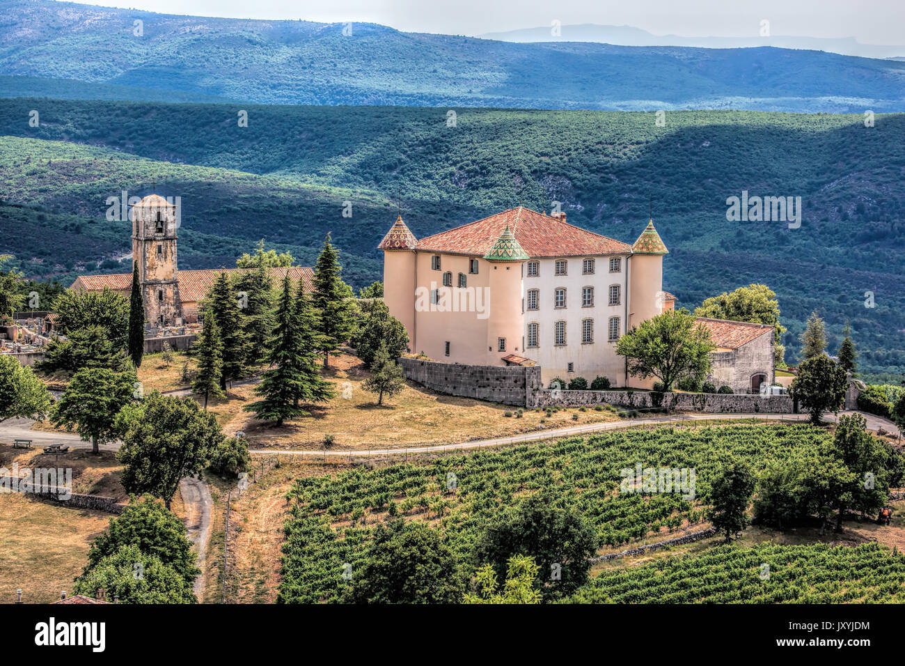 Anzeigen von Aiguines Dorf und Schloss im Stil der Renaissance mit Bergen in der Provence, Frankreich Stockfoto