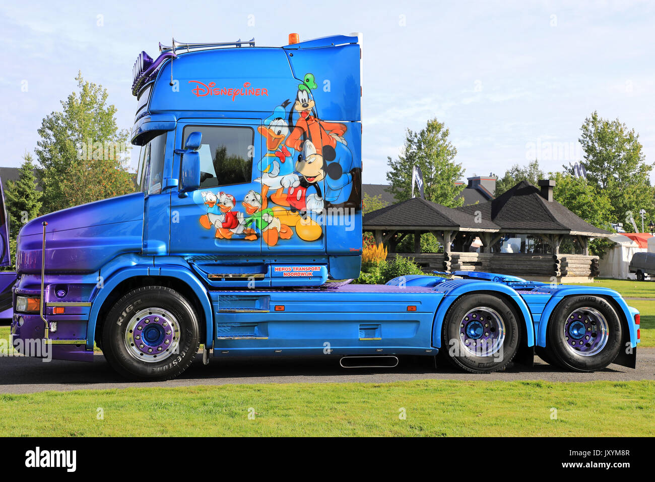 ALAHARMA, Finnland - 11 AUGUST. 2017: Blaue Scania T cab truck Disneyliner 2.0 von Heros Transport mit beliebten Disney Figuren auf Power Truck Show 201 Stockfoto