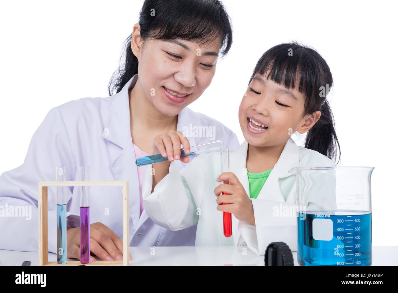 Asiatische chinesische Lehrer und Schüler Mädchen arbeiten mit Reagenzglas isoliert weißer Hintergrund Stockfoto