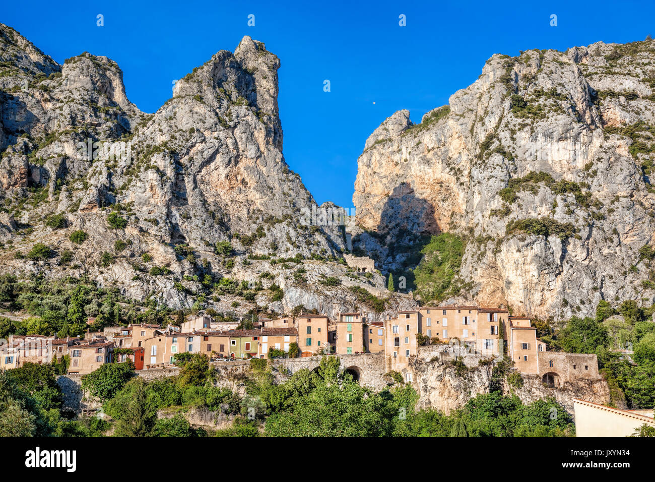 Moustiers Sainte Marie Dorf mit Felsen in der Provence, Frankreich Stockfoto