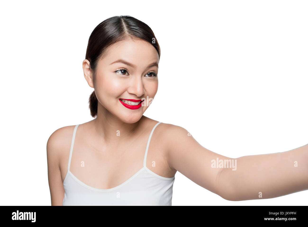 Schöne asiatische Frau mit Retro-Make-up mit roten Lippen Selfie Foto isoliert auf weißem Hintergrund. Stockfoto