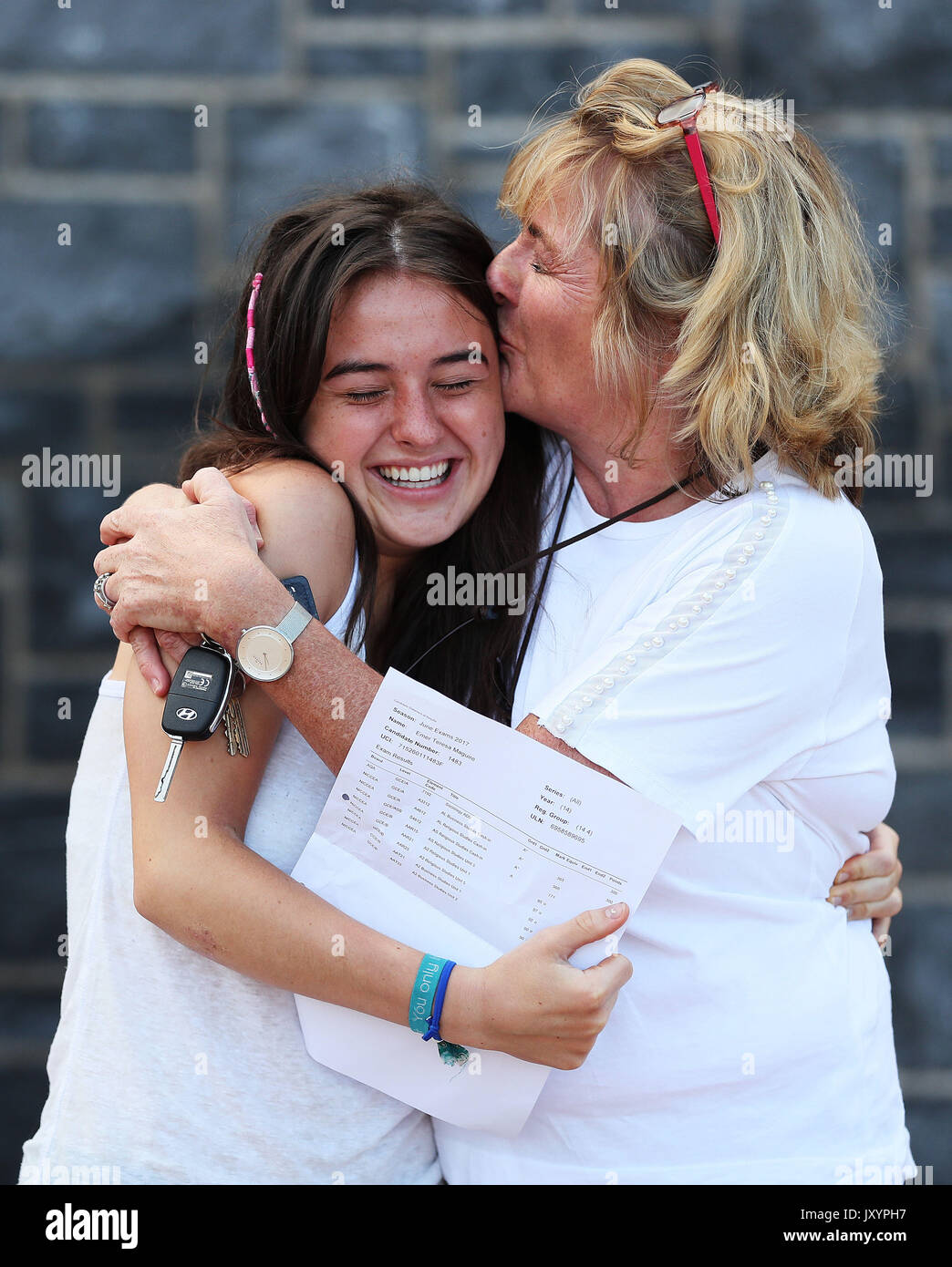 Emer Maguire, der erhielt 3 A* feiert mit ihrer Mutter Ciara Maguire nach dem Sammeln ihrer A-level Ergebnisse bei Unserer Lieben Frau und St. Patrick's College in Belfast. Stockfoto