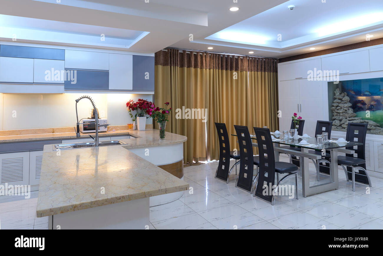 Modern eingerichtetes Apartment mit Wohnzimmer, Esszimmer, großer Raum