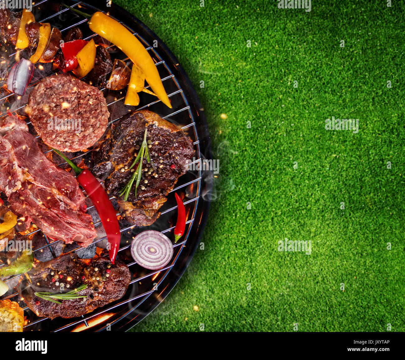 Blick von oben auf die frisches Fleisch und Gemüse vom Grill auf Gras gelegt. Grill, Grill und Essen Konzept Stockfoto