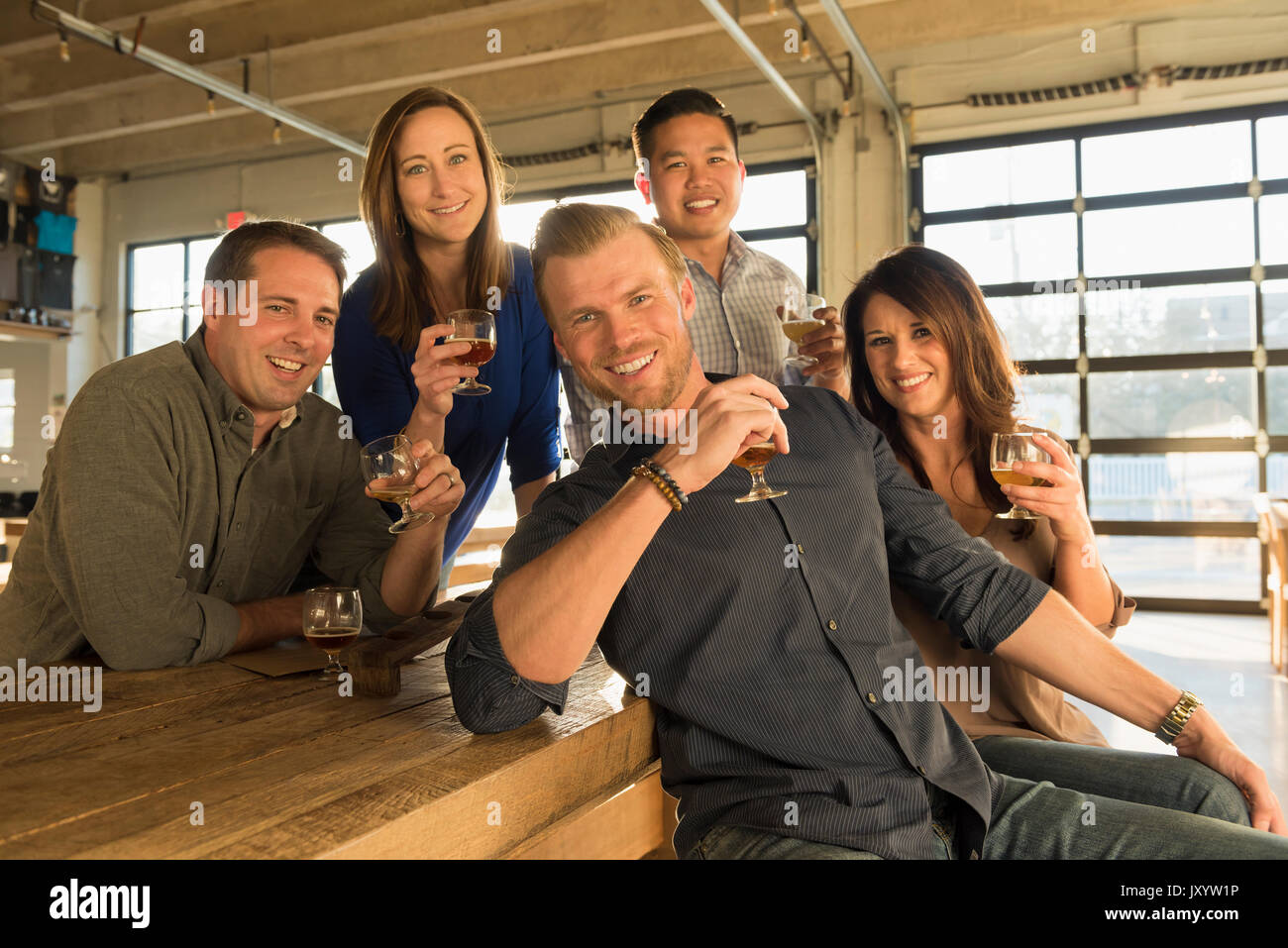 Portrait von lächelnden Freunde trinken Bier in Brew Pub Stockfoto