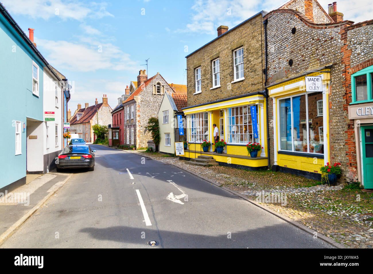 Die High Street und ein paar kleine Geschäfte in dem kleinen Dorf an der Küste von Cley in Norfolk Stockfoto