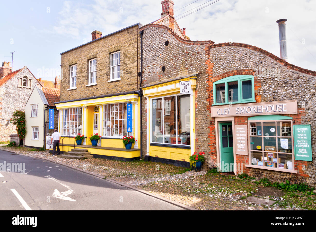 Die High Street und ein paar kleine Geschäfte in dem kleinen Dorf an der Küste von Cley in Norfolk Stockfoto