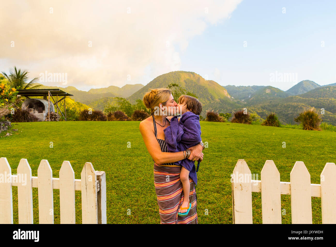 Weißen Mutter und Sohn küssen Stockfoto