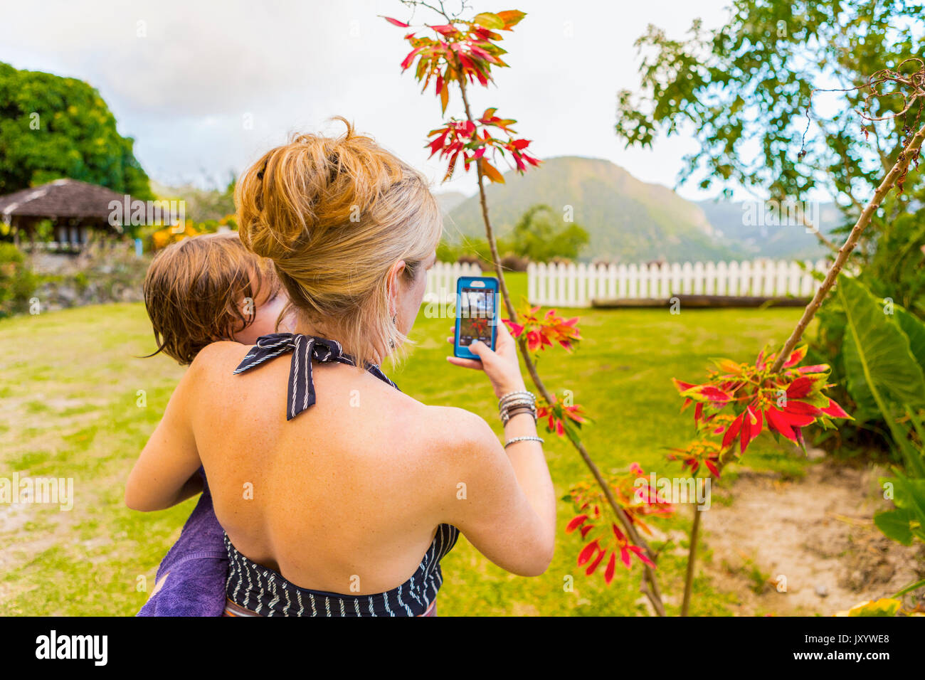 Weißen Mutter mit Sohn und Fotografieren mit dem Mobiltelefon Stockfoto