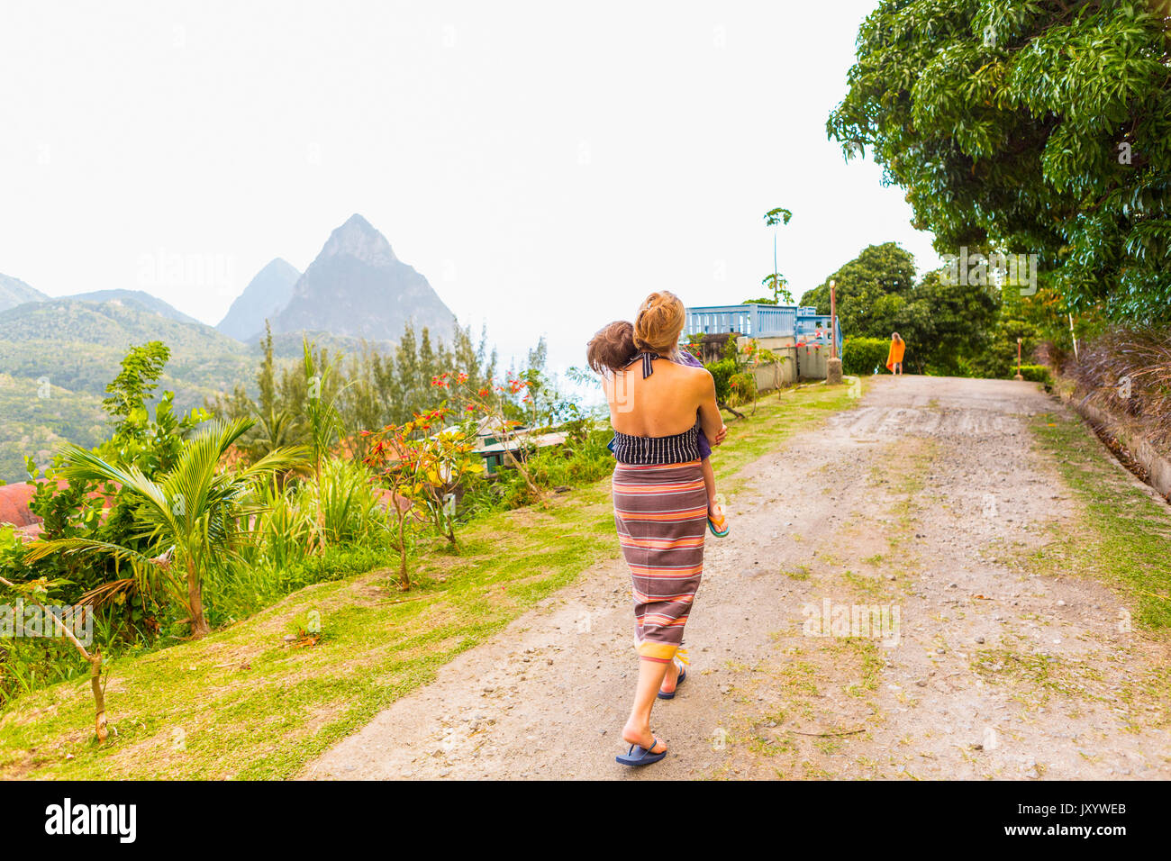 Weißen Mutter mit Sohn auf Schmutz weg Stockfoto