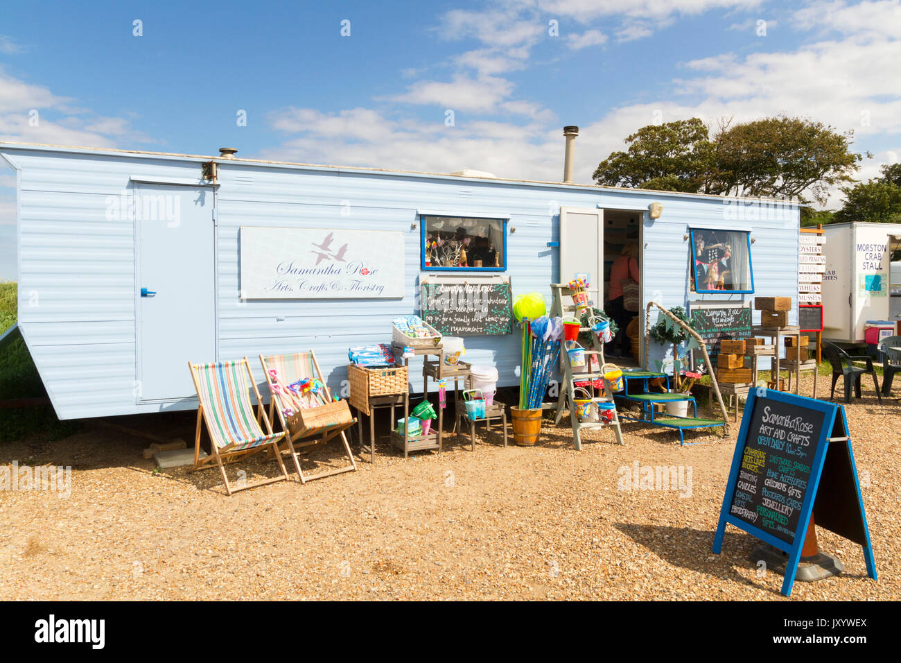 Caravan shop seliing Touristische waren auf dem Parkplatz im Blakeney Norfolk Stockfoto