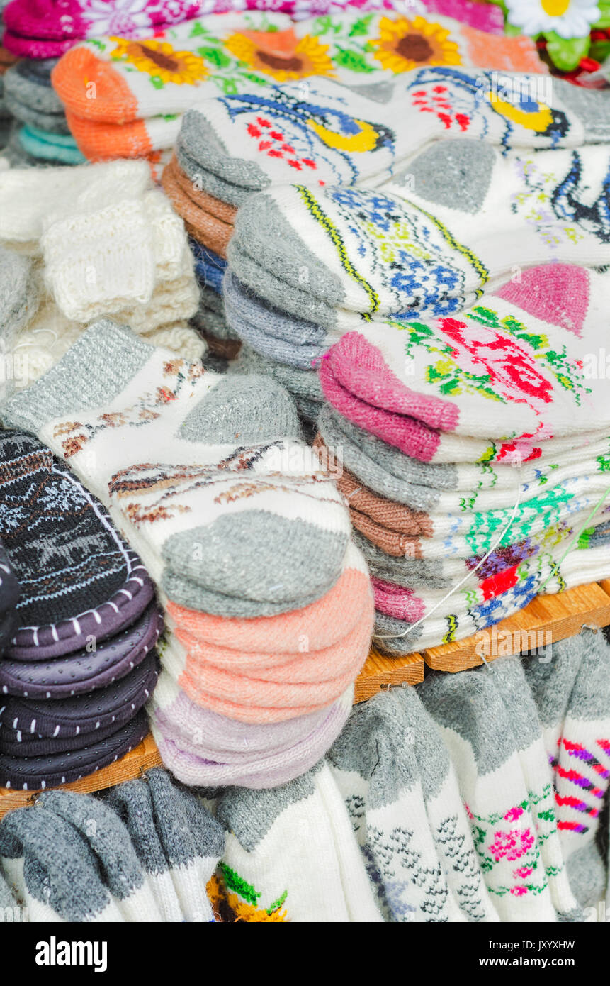 Handgefertigte bunte gestrickten Socken auf dem Markt Stockfoto