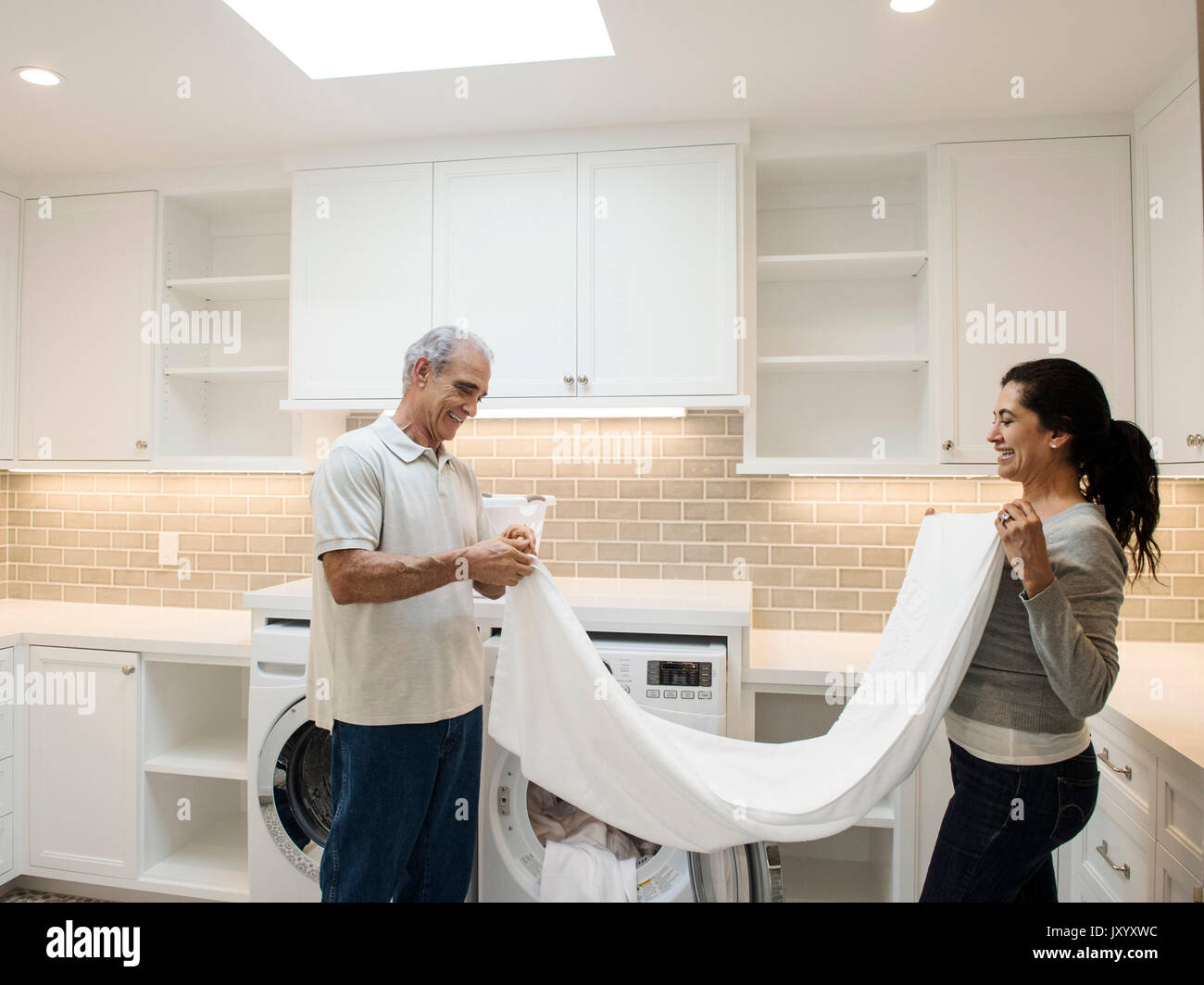Paar falten Handtuch in die moderne Wäscherei Zimmer Stockfoto