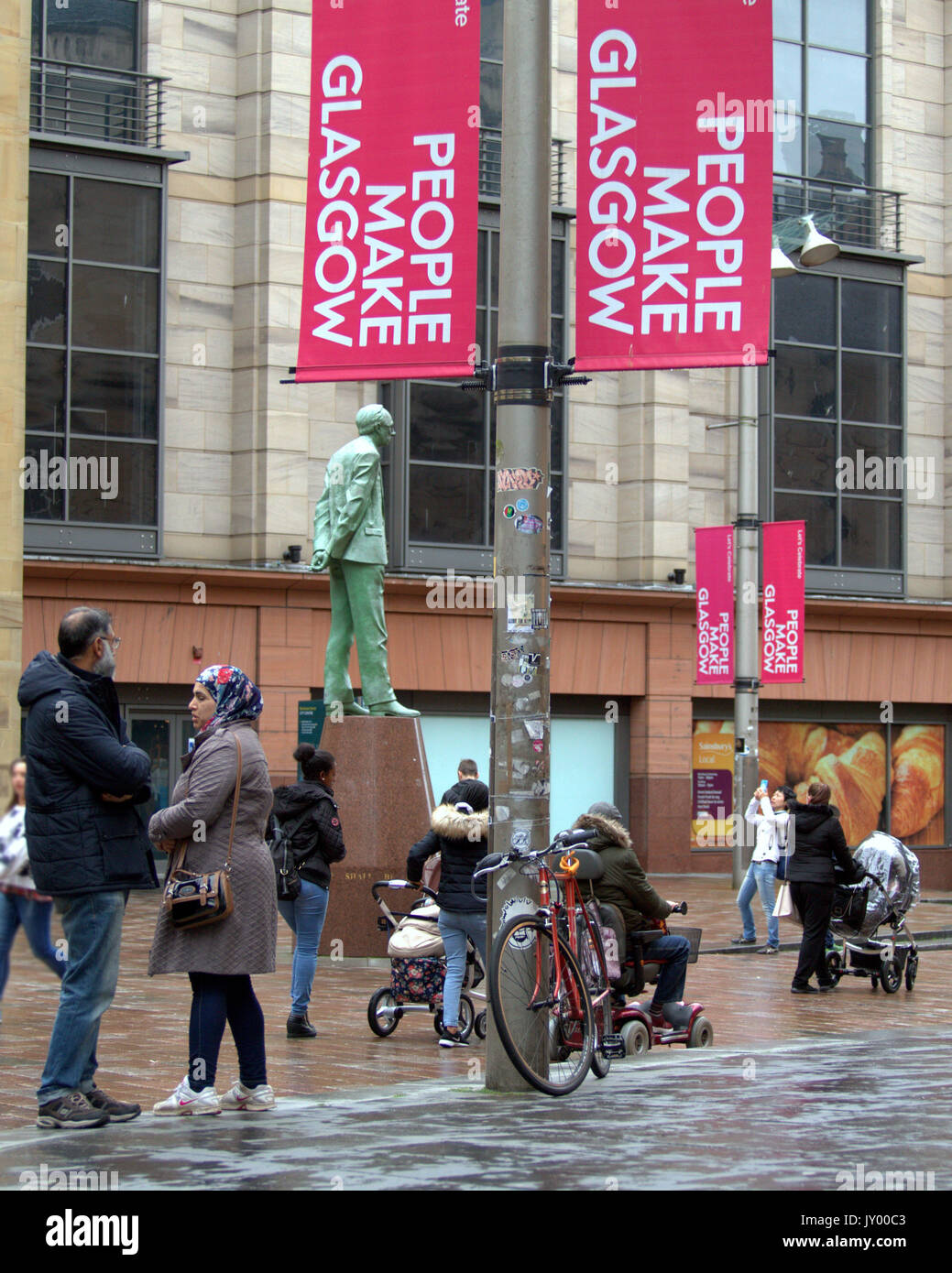 Buchanan Street Einkaufsviertel Donald Dewar statue Asiatischen enthalten die Leute machen den täglichen Einkauf Glasgow street scene Massen Zeichen Stockfoto