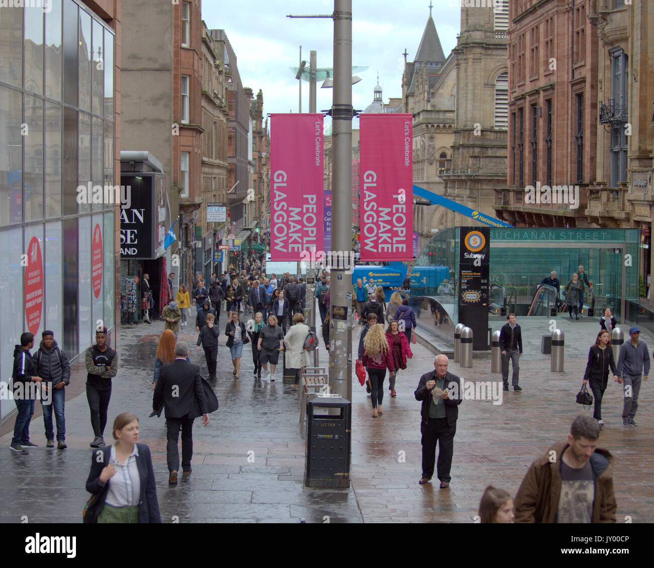 Buchanan Street Shopping Bereich Mann essen Chips Menschen machen Glasgow Zeichen jeden Tag Shopping street scene Massen Stockfoto