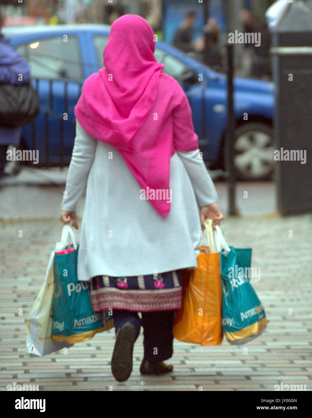 Pakistanische asiatische Frau Einkaufstaschen auf Argyle Street Glasgow gesehen von hinten Stockfoto