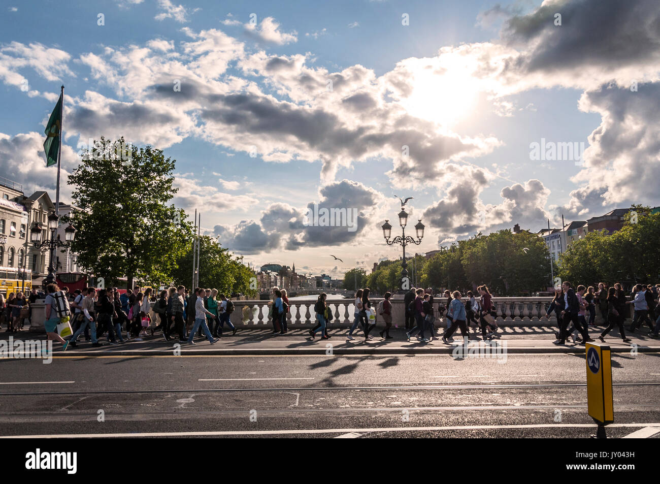 Menschen die O'Connell Brücke über den Fluss Liffey in der Irischen Hauptstadt Dublin Stockfoto