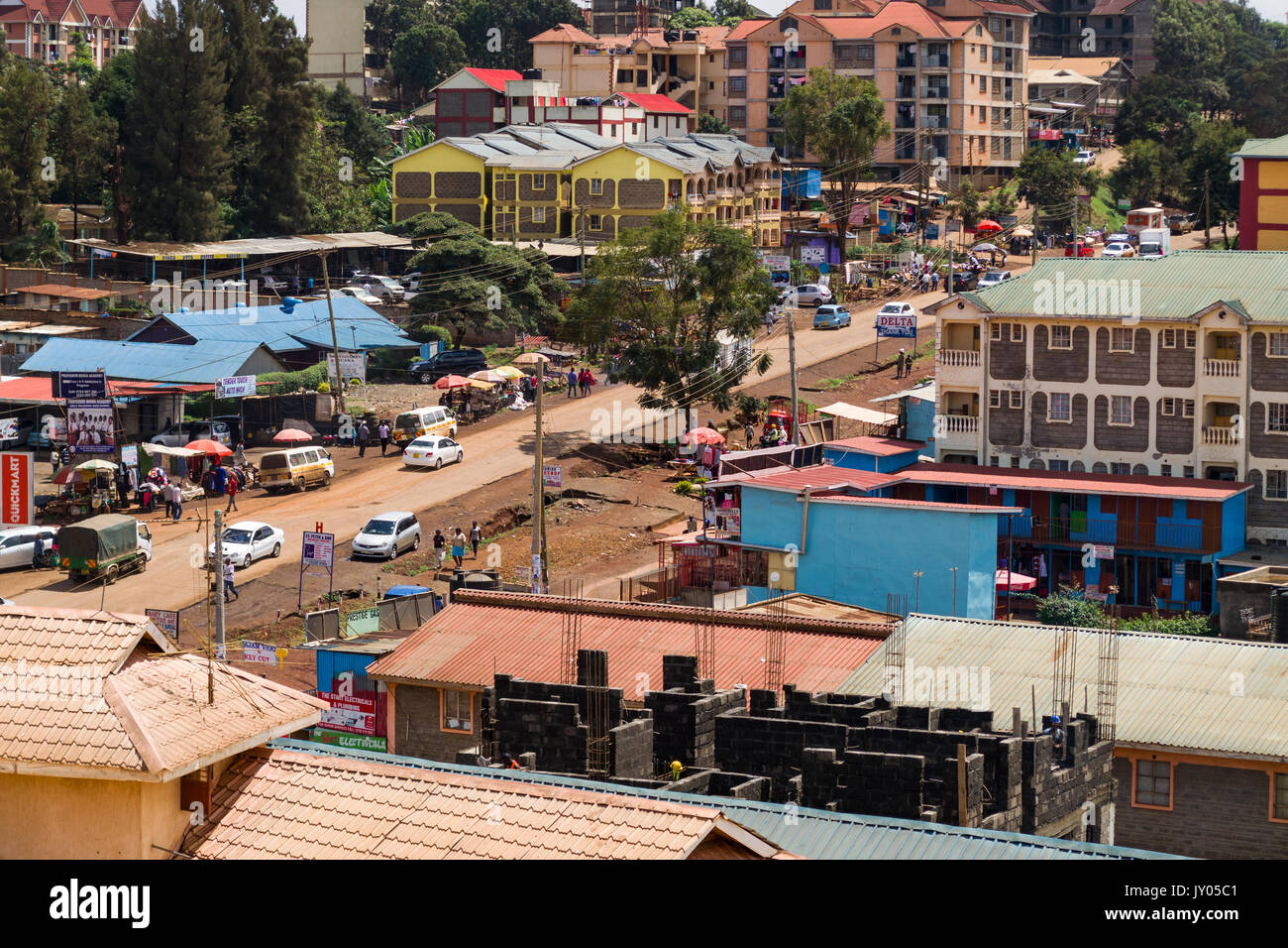 Limuru road belebten Straße Szene mit Menschen und Fahrzeugen, Geschäften und Ständen, Ruaka, Kenia Stockfoto