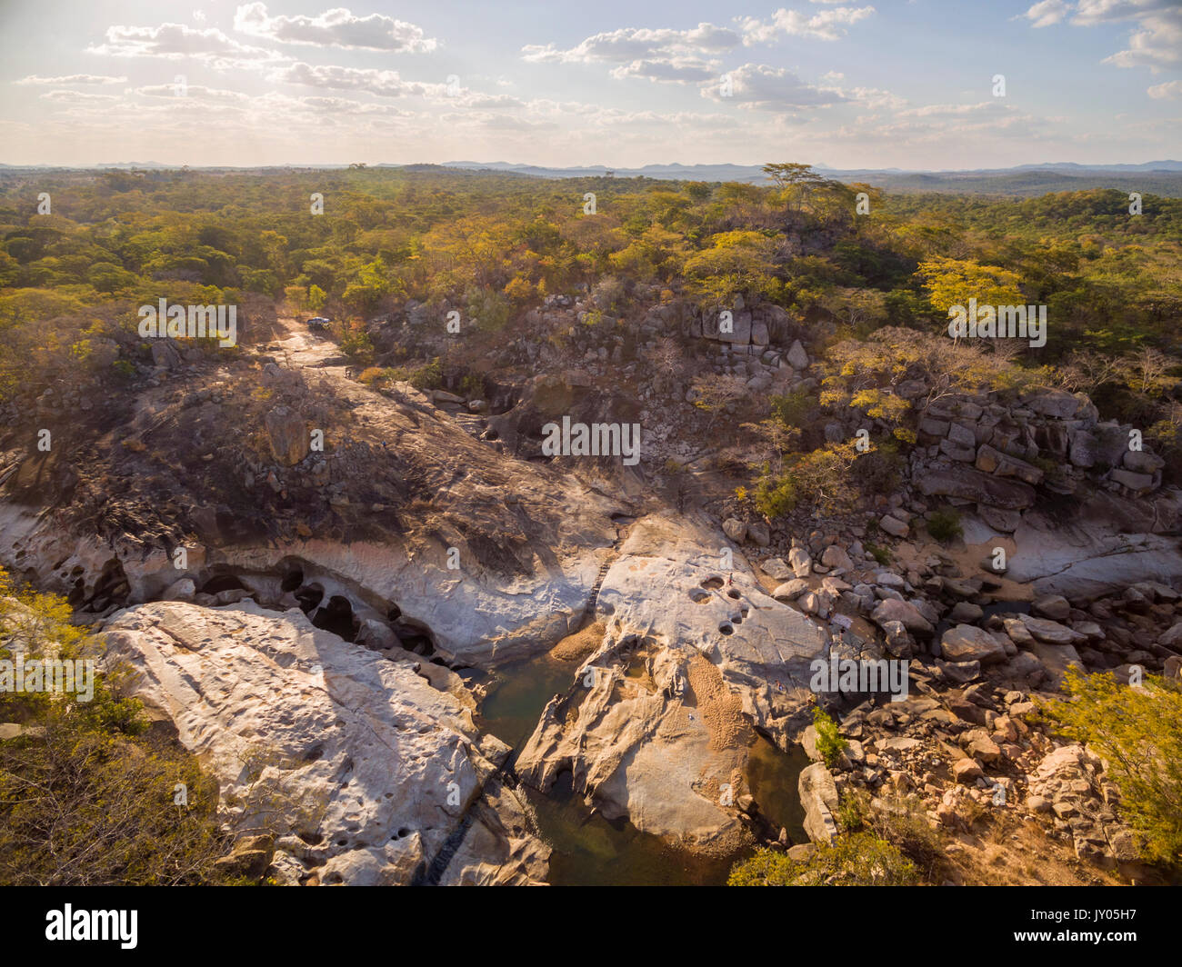 Eine dramatische Luftlandschaft eines erodierten Flussbettes im Umfurudzi Nationalpark in Simbabwe. Stockfoto