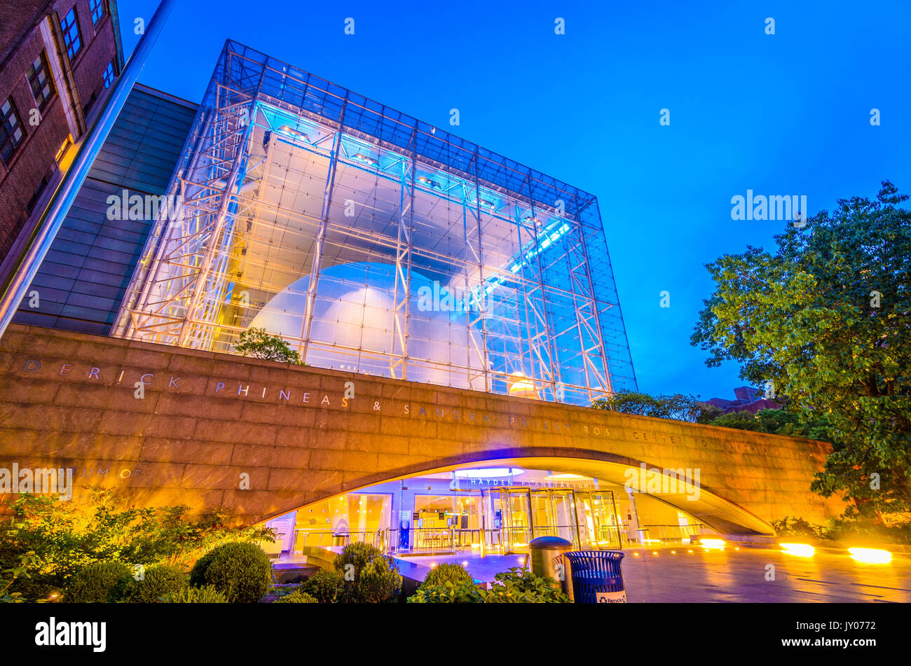 NEW YORK CITY - 13. MAI 2012: Das Hayden Planetarium, Teil der Amerikanischen Museum für Naturgeschichte, in der Dämmerung. Stockfoto