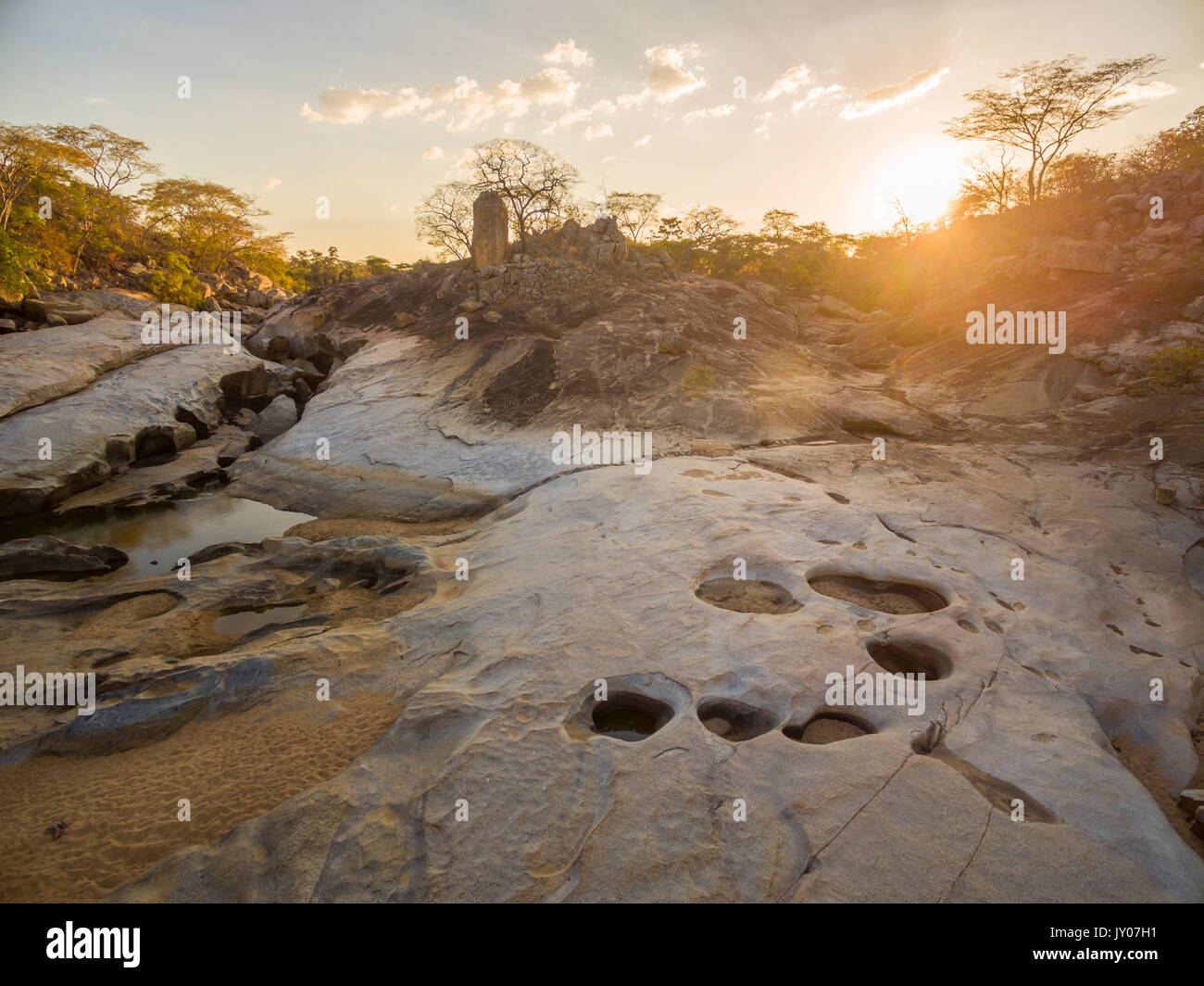 Eine dramatische Luftlandschaft eines erodierten Flussbettes im Umfurudzi Nationalpark in Simbabwe. Stockfoto