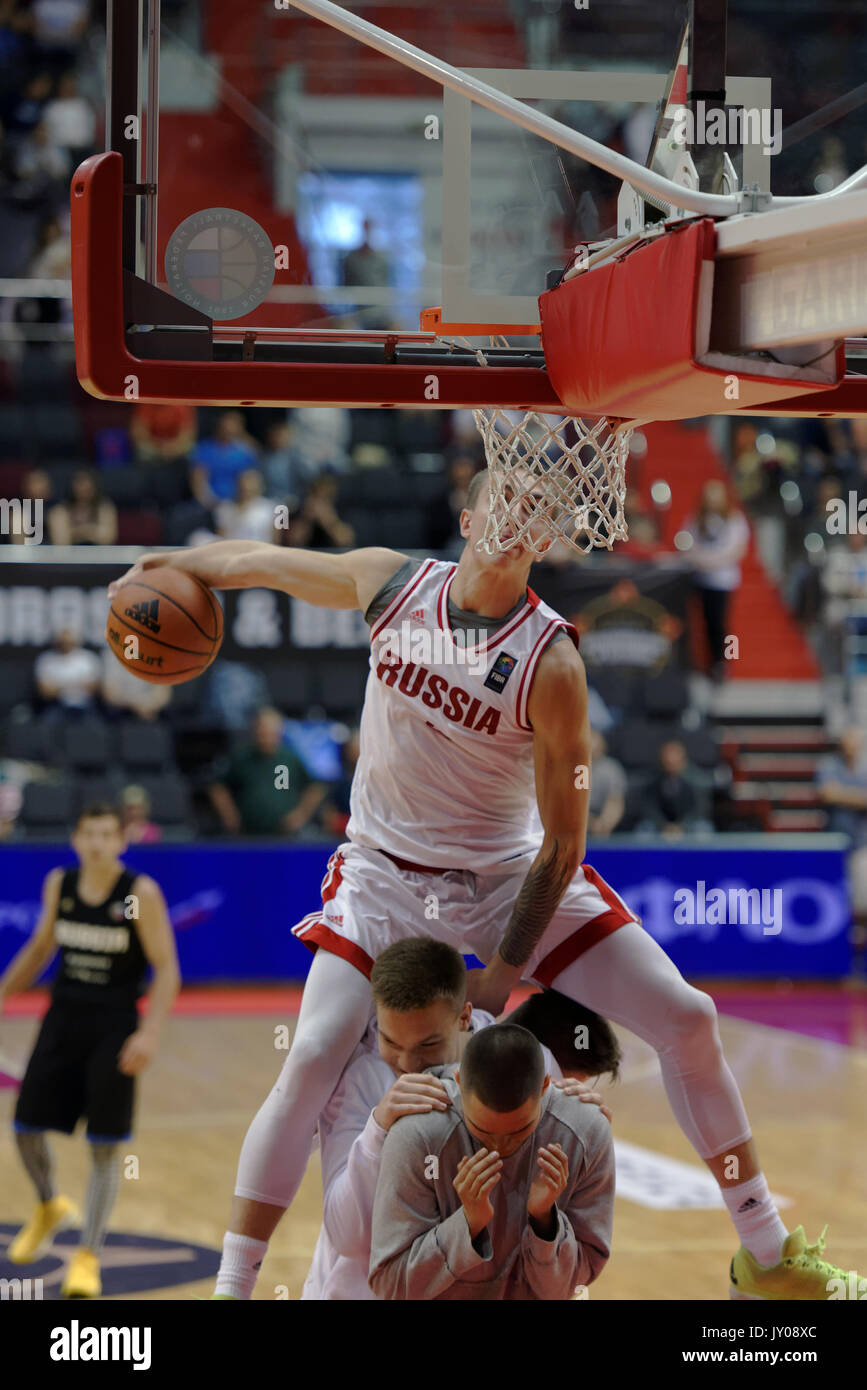 St. Petersburg, Russland - 4. August 2017: Slam Dunk contest während Kondrashin-Belov Cup. In diesem Jahr nationale Teams in der traditionellen Baske teilgenommen Stockfoto