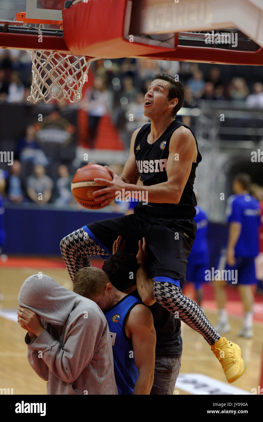 St. Petersburg, Russland - 4. August 2017: Slam Dunk contest während Kondrashin-Belov Cup. In diesem Jahr nationale Teams in der traditionellen Baske teilgenommen Stockfoto