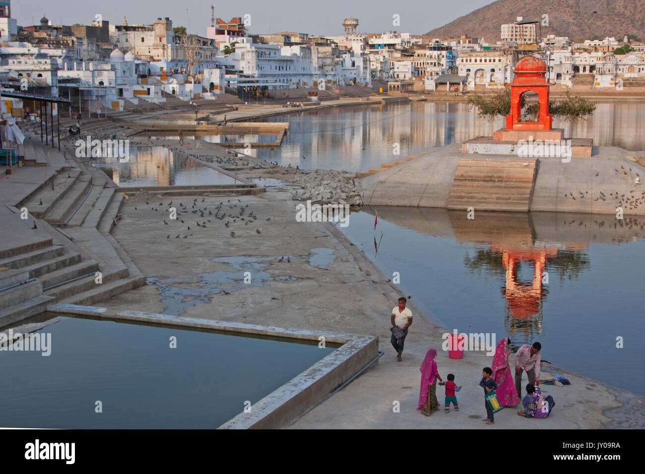 Pushkar, Indien - 12. März 2015: Eine nicht identifizierte Familie am See am frühen Abend an diesem Ort der Pilgerschaft für gläubige Hindus Stockfoto
